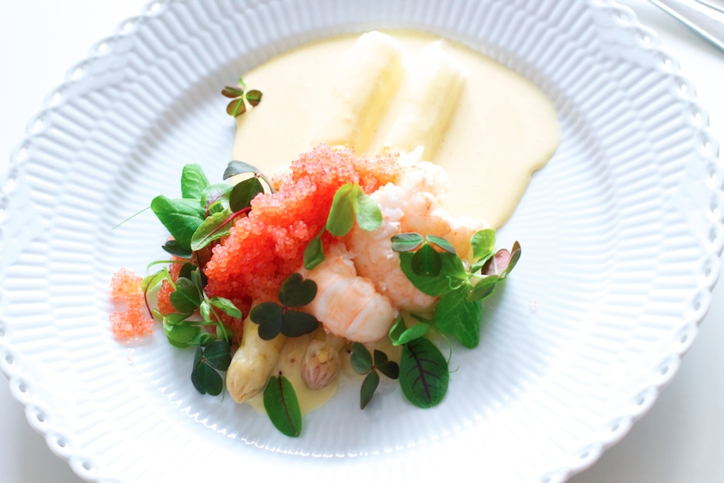 Hvide asparges, sauce mousseline, jomfruhummer og stenbiderrogn - FORÅRSFROKOST!