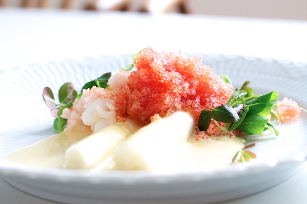 Hvide asparges, sauce mousseline, jomfruhummer og stenbiderrogn - FORÅRSFROKOST!