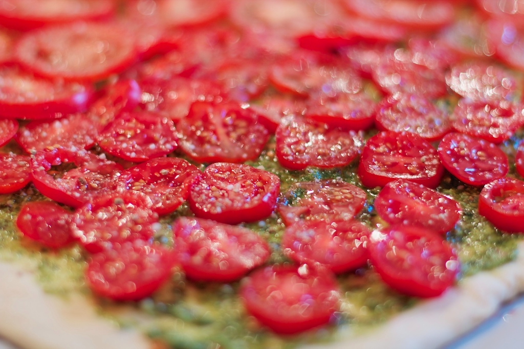 Vegetarpizza med et twist! Pesto, tomat og rucola.