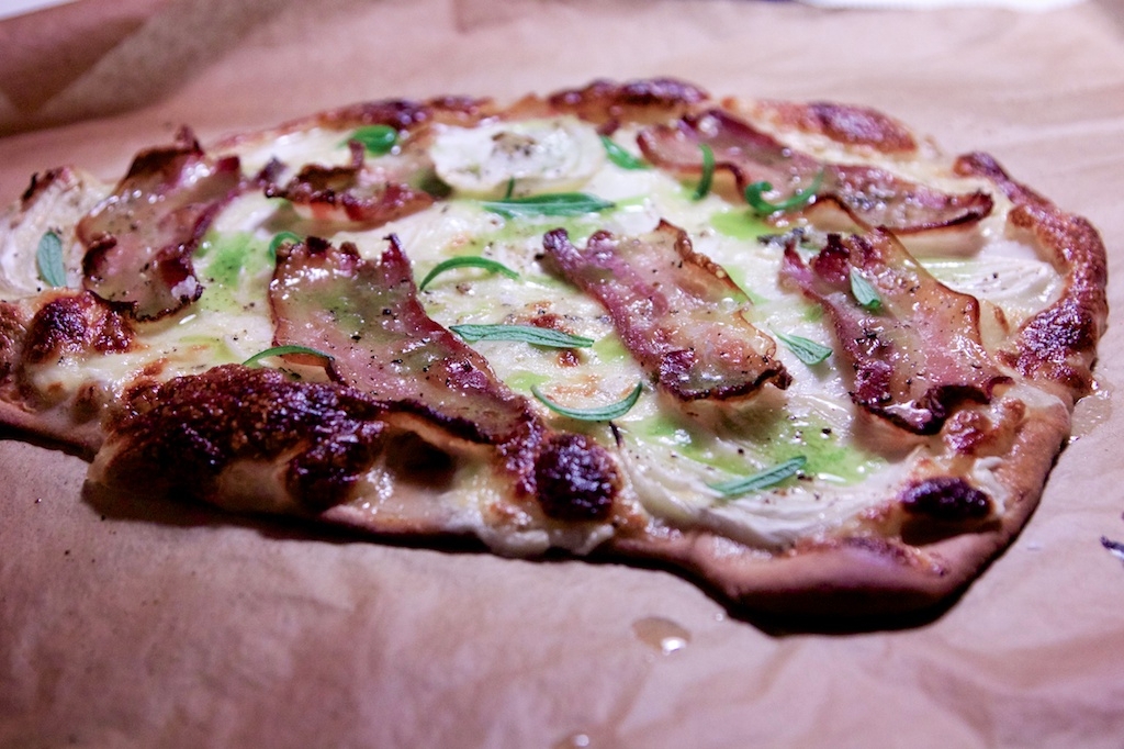 Nordisk hvid pizza med hjemmelavet mozzarella, bacon og fennikel - Madbloggerudfordringen.