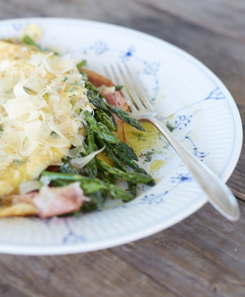 Omelet med asparges, kry og parmaskinke - All day happiness.