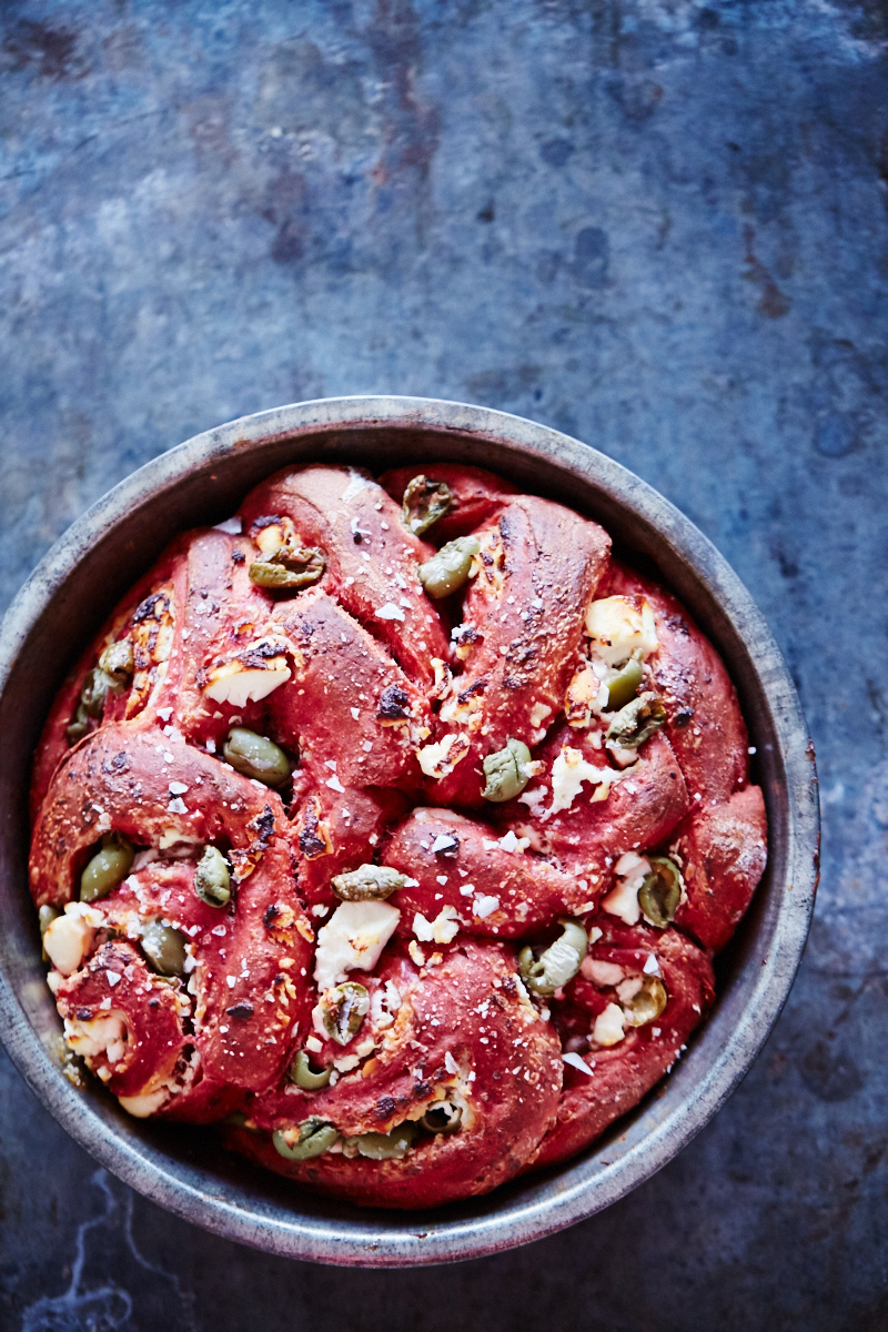 Rødbedebrød med salatost og oliven - Prangende madbrød.