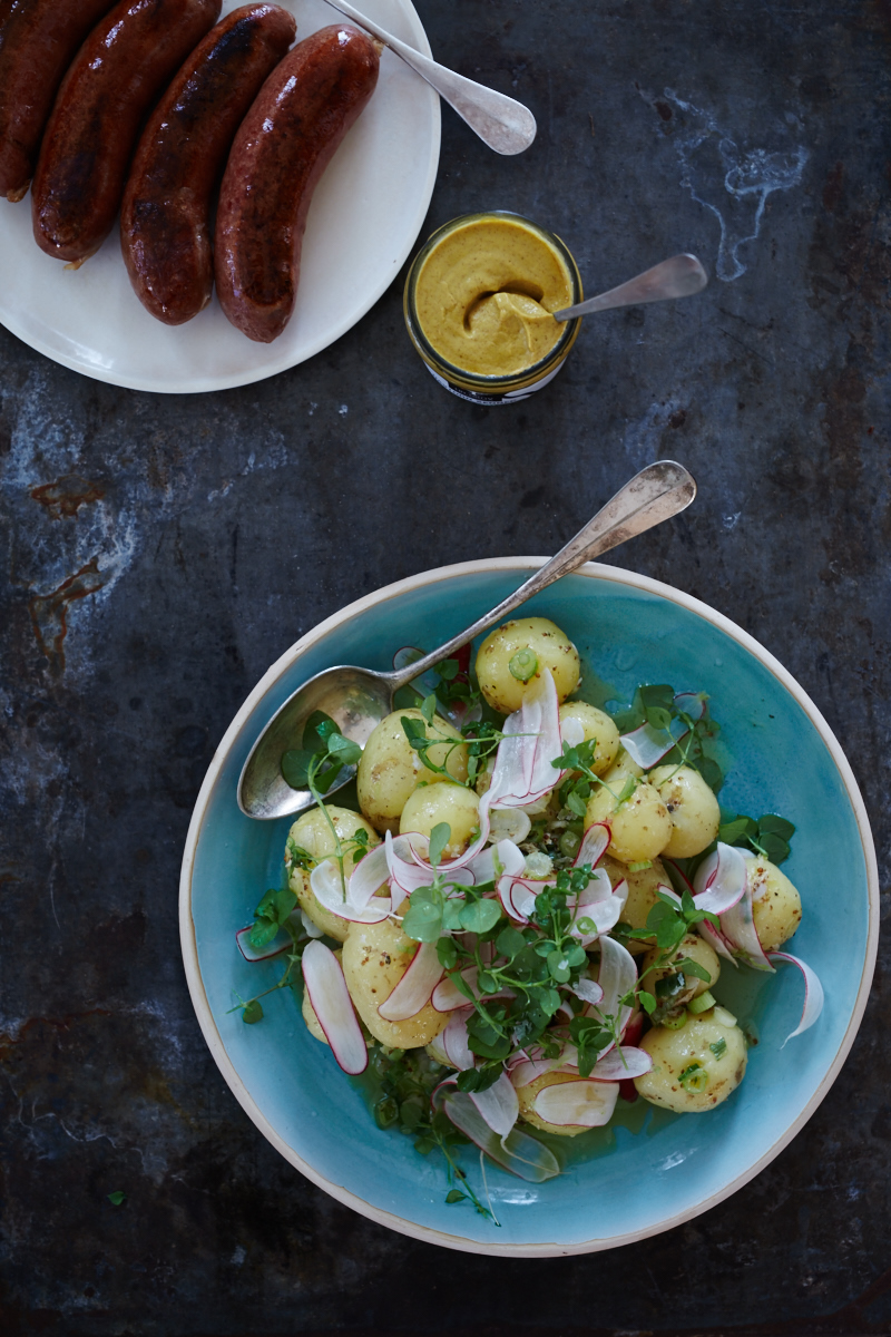Lun kartoffelsalat og de gode pølser - Perfekt til grillaftenen.