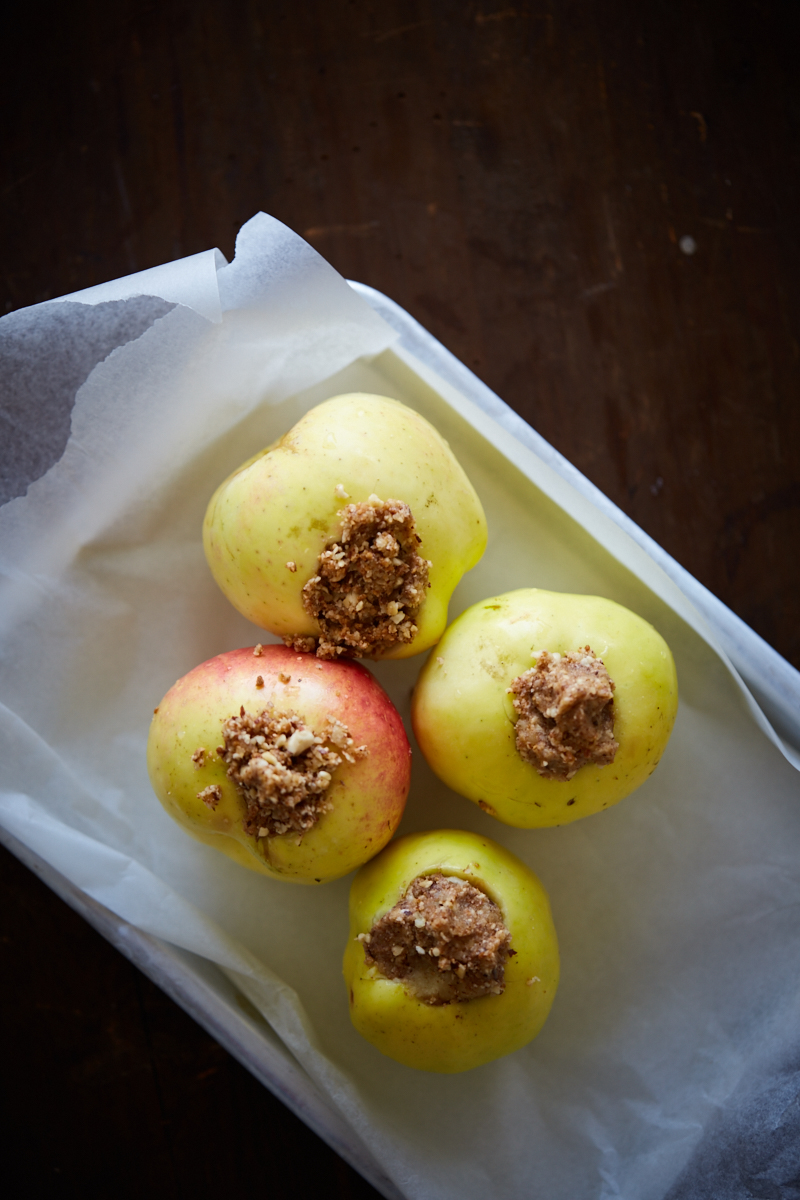 Bagte æbler med marcipan og nøddefyld.